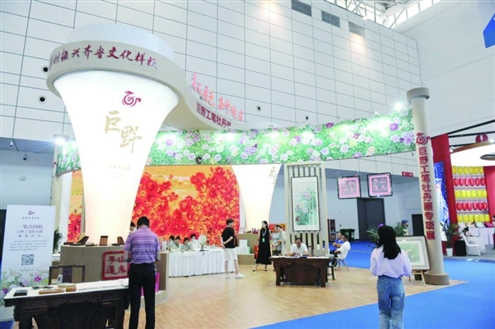 巨野工笔牡丹展区吸引不少观众驻足观展